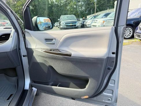 Used 2017 Toyota Sienna XLE w/ Outdoor Package FWD image 24