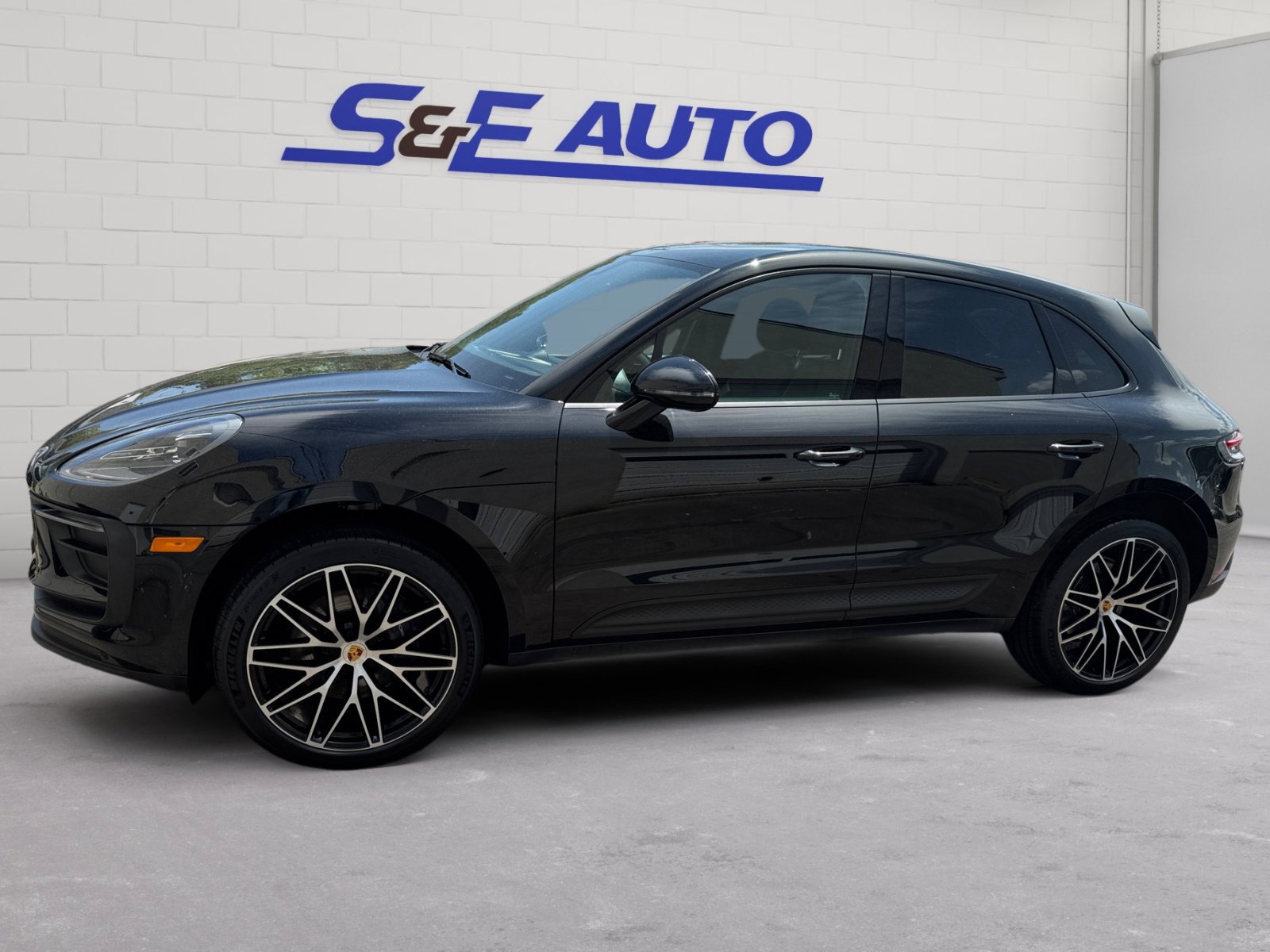 Used 2022 Porsche Macan AWD/4WD image 2