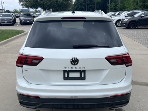 Used 2023 Volkswagen Tiguan SE w/ Panoramic Sunroof Package FWD image 9