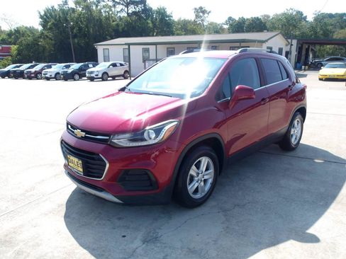 Used 2019 Chevrolet Trax LT w/ LPO, Protection Package FWD image 2