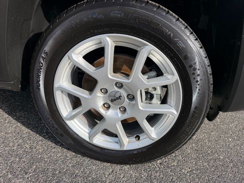 Used 2023 Jeep Renegade Latitude AWD/4WD image 19