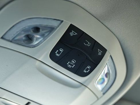 Used 2022 Chrysler Voyager LX image 40