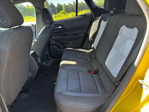 Used 2024 Chevrolet Trax RS w/ Sunroof Package FWD image 19