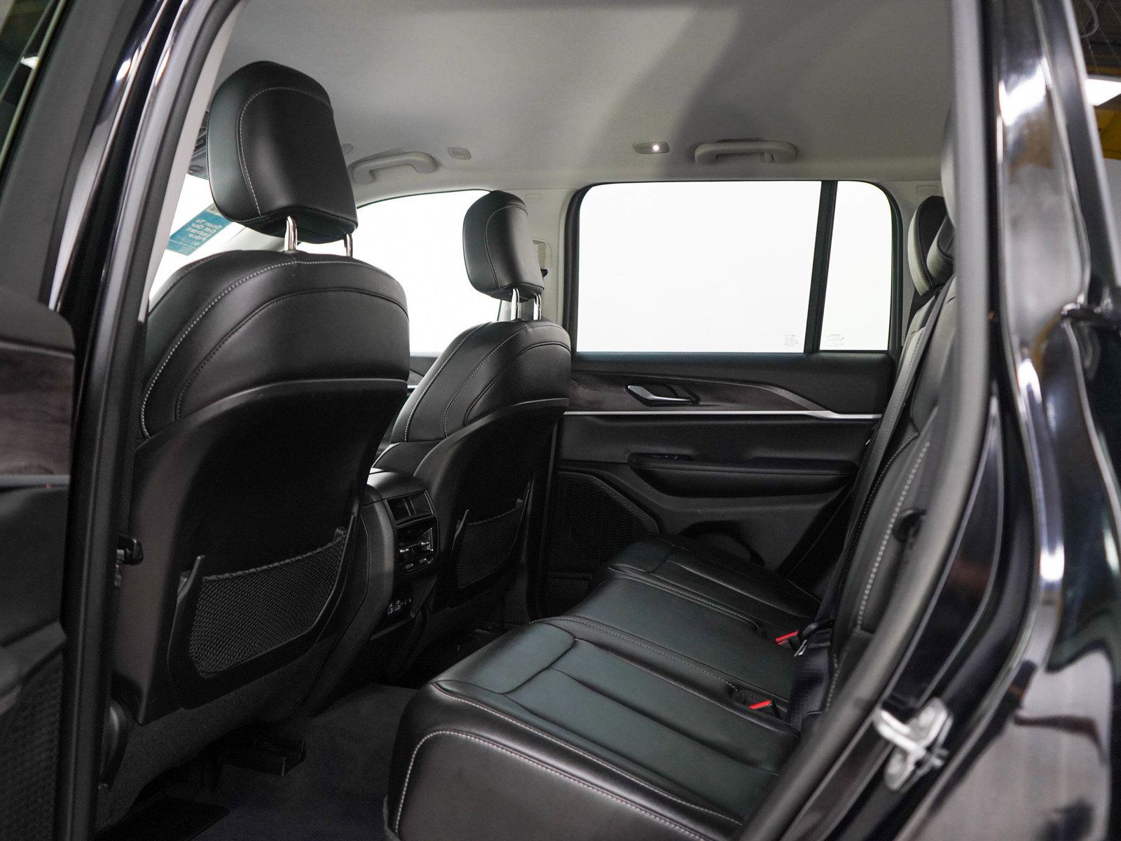 Used 2023 Jeep Grand Cherokee Limited AWD/4WD image 19