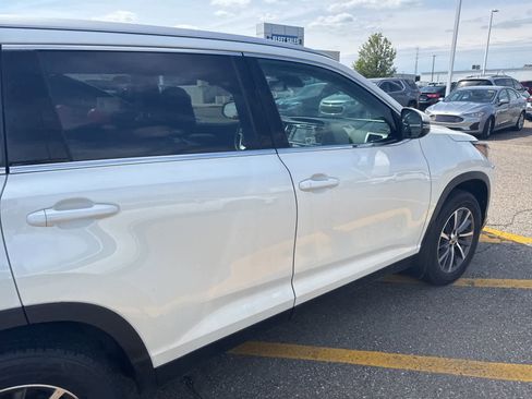 Used 2019 Toyota Highlander AWD V6 image 12