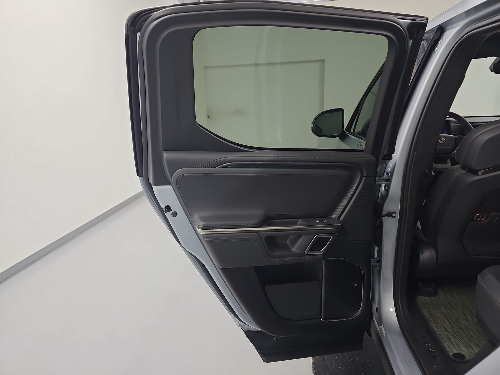 Used 2024 Rivian R1T Adventure Dual AWD/4WD image 17