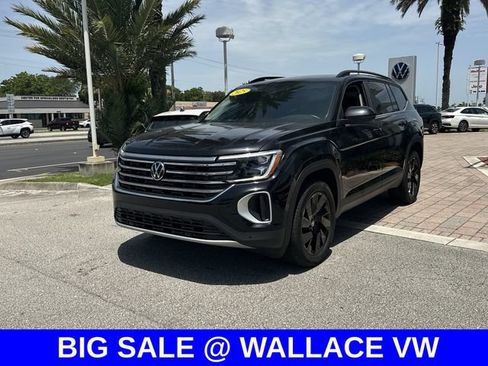 Used 2025 Volkswagen Atlas SE w/ Panoramic Sunroof Package FWD image 2