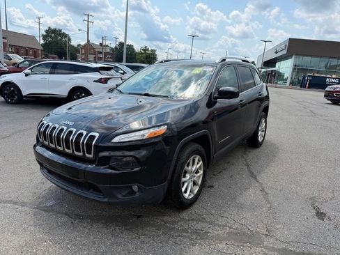 Used 2017 Jeep Cherokee Latitude w/ Cold Weather Group AWD/4WD image 3