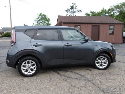 Used 2023 Kia Soul LX w/ LX Technology Package FWD image 4