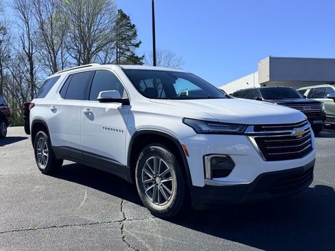 Used 2023 Chevrolet Traverse LT image 2