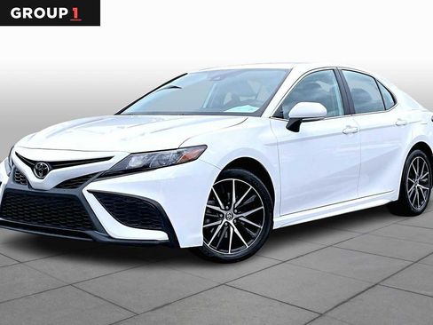 Used 2023 Toyota Camry SE image 1