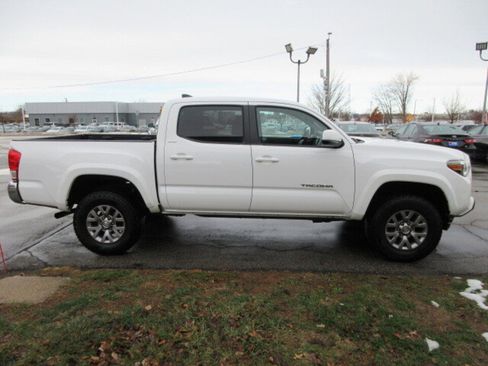 Used 2017 Toyota Tacoma SR5 image 6