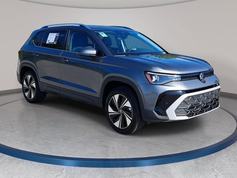 Used 2025 Volkswagen Taos SE AWD/4WD image 3