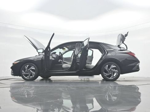 Used 2025 Hyundai Elantra Limited FWD image 51