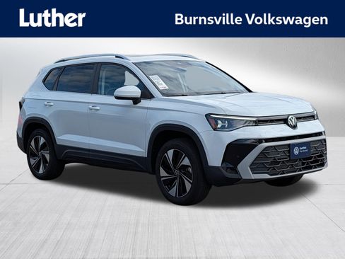 Used 2025 Volkswagen Taos SE w/ Panoramic Sunroof Package AWD/4WD image 1