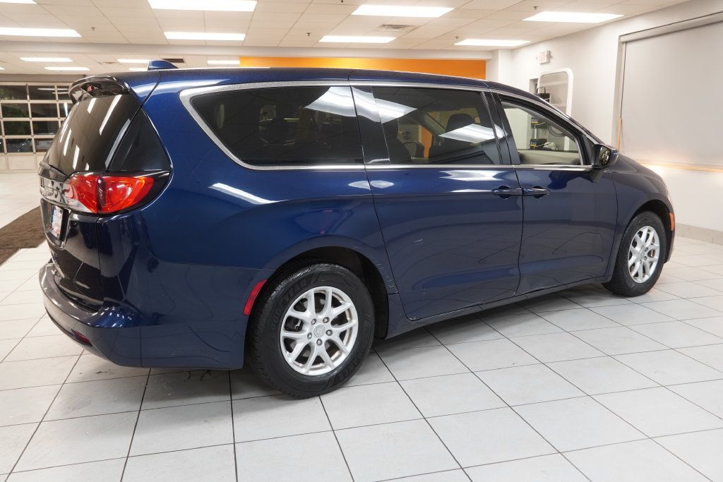 Used 2017 Chrysler Pacifica Touring FWD image 12