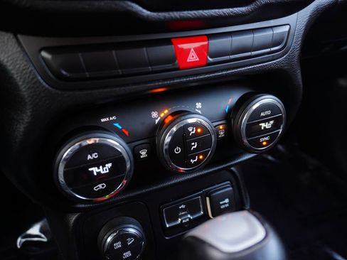 Used 2015 Jeep Renegade Trailhawk w/ Popular Equipment Group image 17