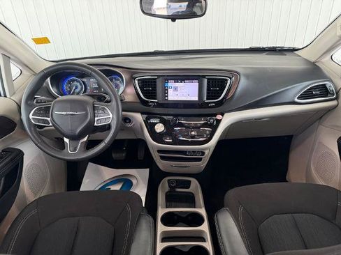 Used 2023 Chrysler Voyager LX FWD image 3