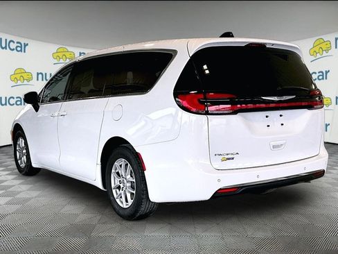 Used 2023 Chrysler Pacifica Touring-L FWD image 4