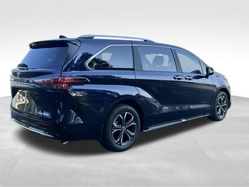 Used 2025 Toyota Sienna Platinum AWD/4WD image 5