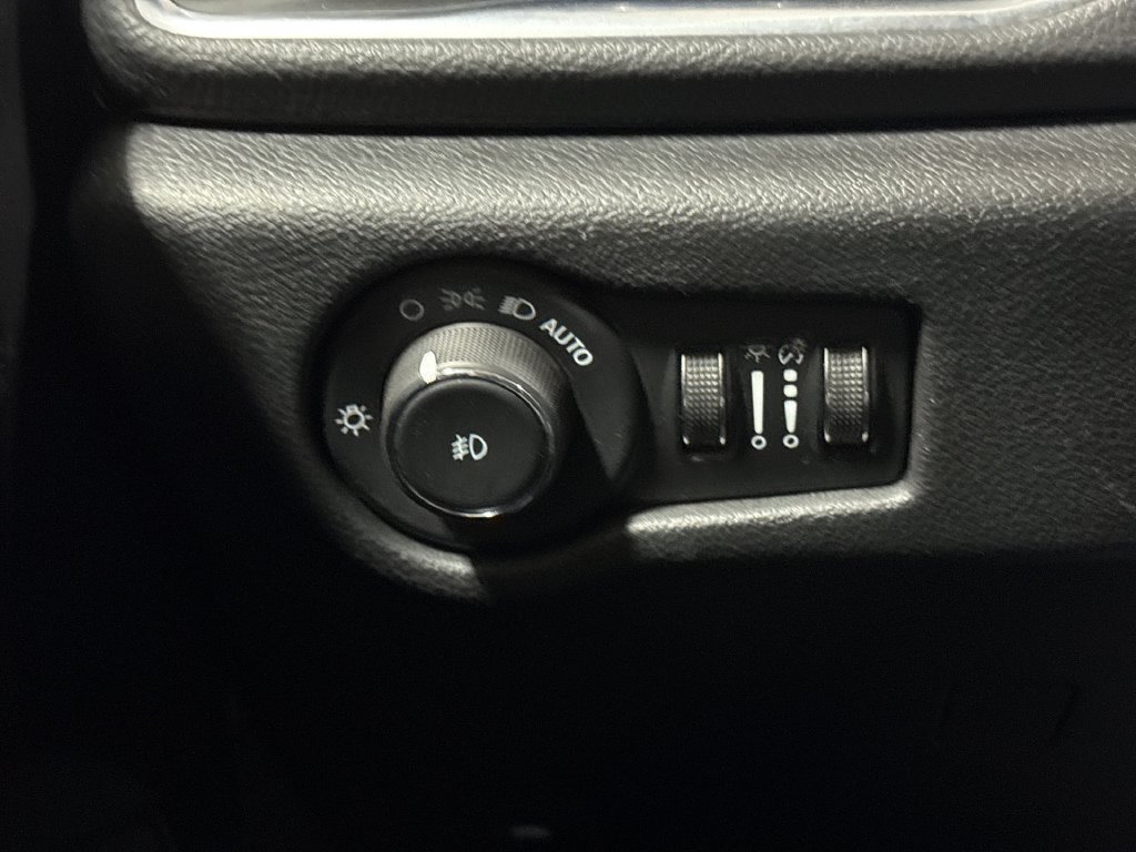 Used 2025 Chrysler Pacifica Limited FWD image 19