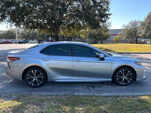 Used 2020 Toyota Camry SE image 6