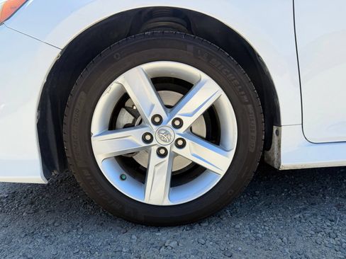Used 2014 Toyota Camry SE FWD image 9