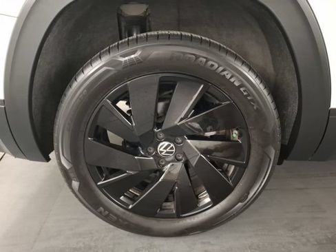 Used 2024 Volkswagen Atlas SE w/ Black Wheel Package FWD image 9