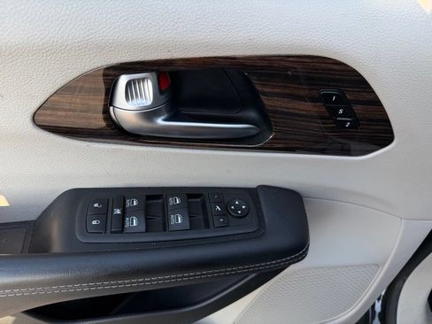 Used 2023 Chrysler Pacifica Limited FWD image 16