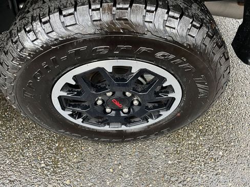 Used 2025 Toyota Tacoma TRD Off-Road image 30