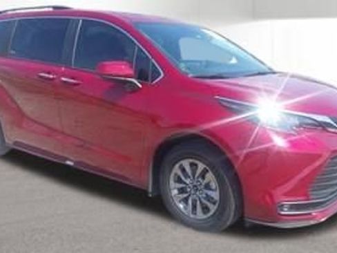 Used 2025 Toyota Sienna XLE FWD image 2