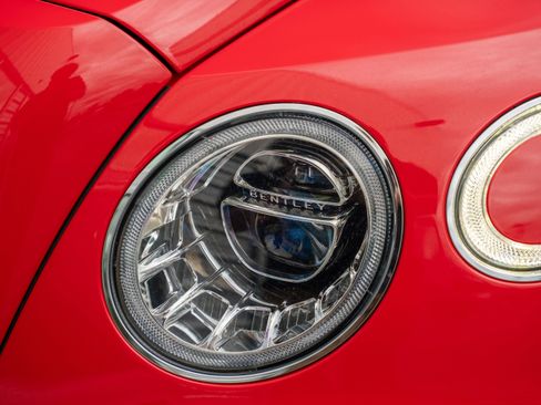 Used 2017 Bentley Bentayga image 19