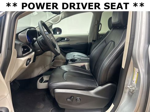 Certified 2024 Chrysler Pacifica Touring-L image 7