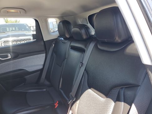 Used 2022 Jeep Compass Latitude image 12