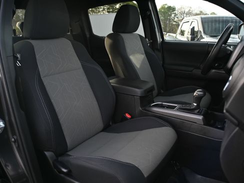 Used 2022 Toyota Tacoma TRD Sport w/ Technology Package image 17