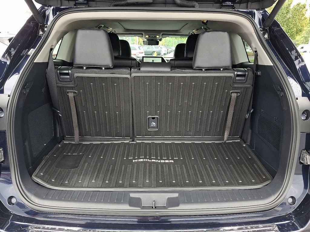 Used 2025 Toyota Highlander Platinum AWD/4WD image 29