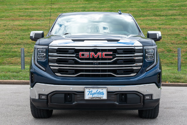 Used 2023 GMC Sierra 1500 SLT w/ SLT Premium Plus Package AWD/4WD image 4