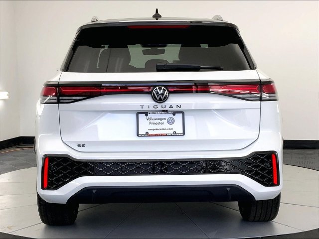 New 2026 Volkswagen Tiguan SE R-Line FWD image 5