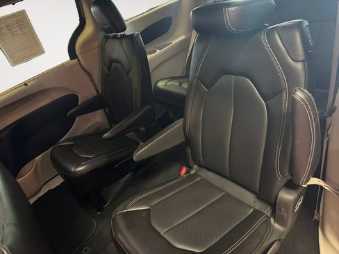 Used 2024 Chrysler Pacifica Touring-L FWD image 13