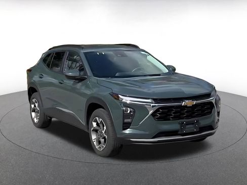 Used 2025 Chevrolet Trax LT image 3