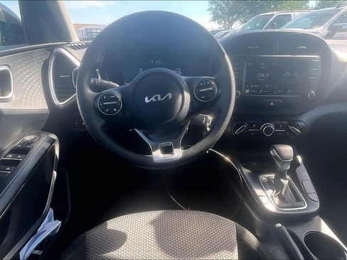 Used 2025 Kia Soul LX w/ LX Technology Package FWD image 5