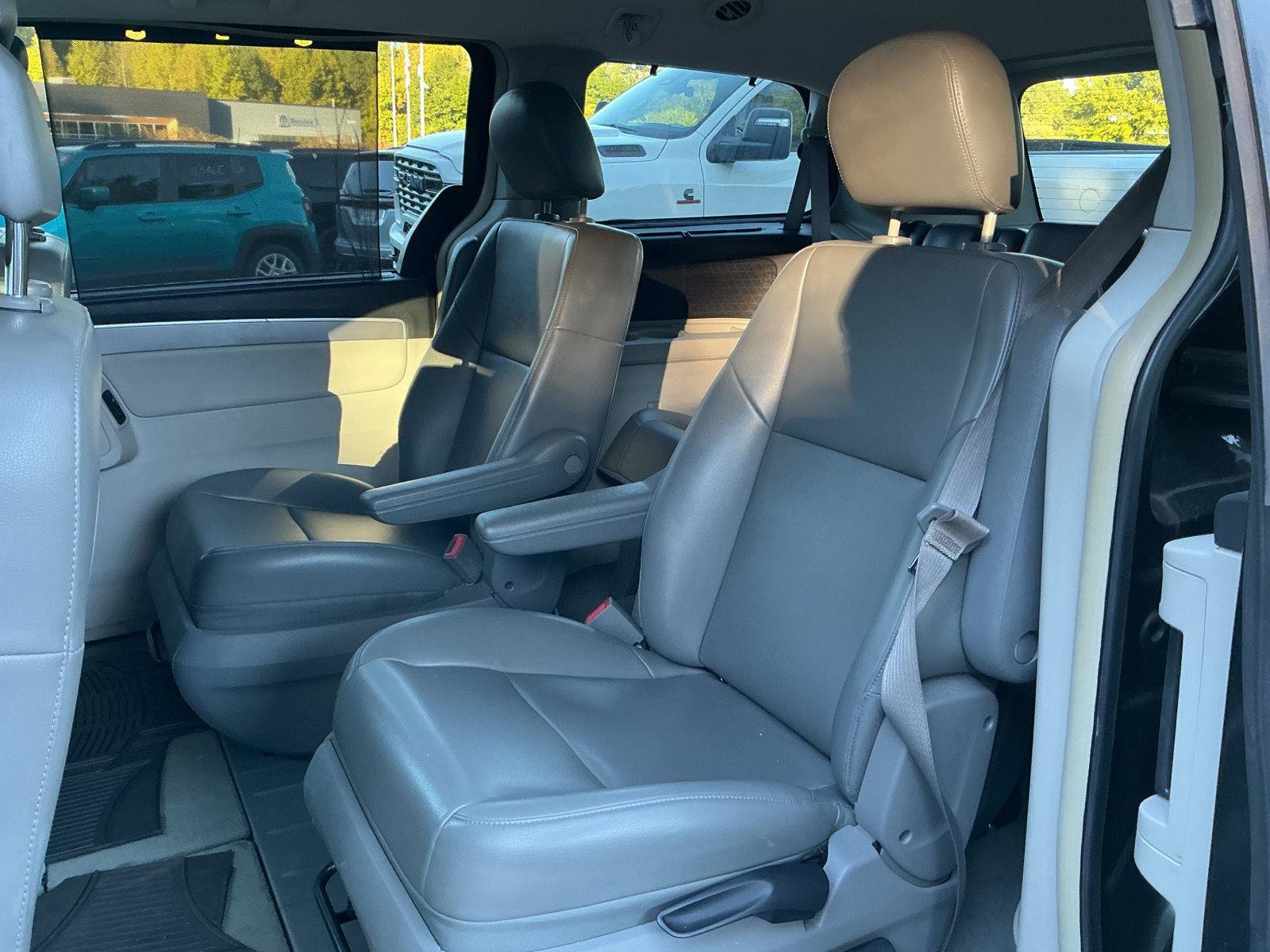 Used 2011 Volkswagen Routan SE FWD image 26