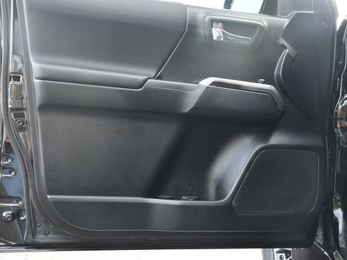 Used 2017 Toyota Tacoma TRD Off-Road image 13