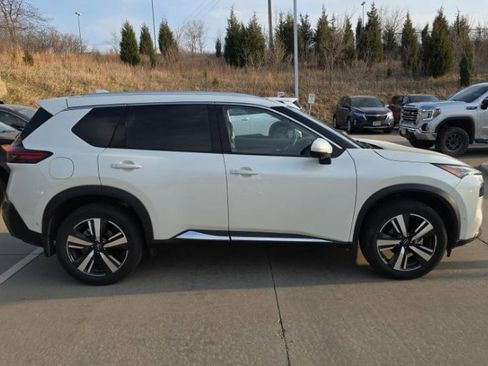 Used 2023 Nissan Rogue SL w/ SL Premium Package image 3