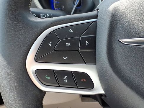 Used 2023 Chrysler Pacifica Touring-L FWD image 25