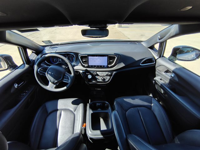 Used 2025 Chrysler Pacifica Select FWD image 2