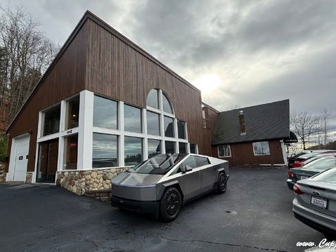 Used 2025 Tesla Cybertruck AWD Crew Cab image 55