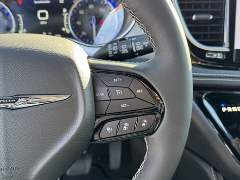 New 2026 Chrysler Pacifica Limited image 13