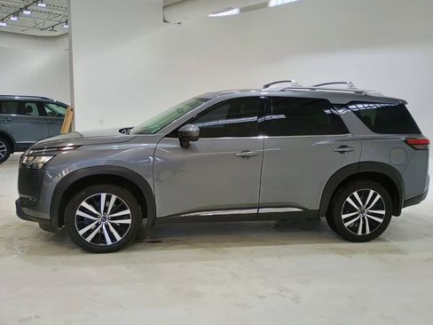 Used 2023 Nissan Pathfinder Platinum image 4