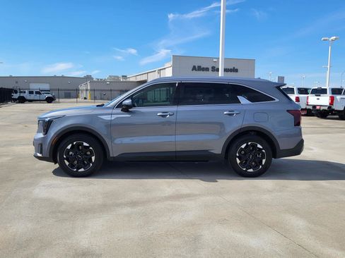 Used 2024 Kia Sorento S w/ Panoramic Sunroof Package image 2